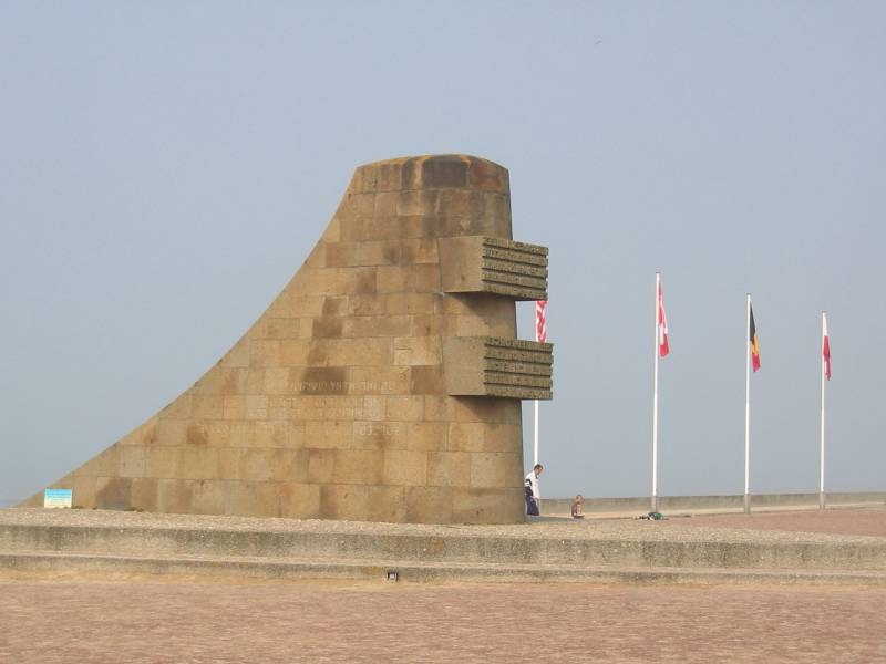 monument-signal-domaha-beach
