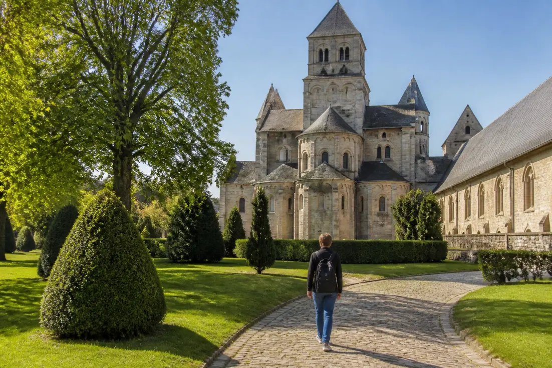 Promenade dans le parc verdoyant surplombant l abbaye aux dames de caen par une belle journée ensoleillée