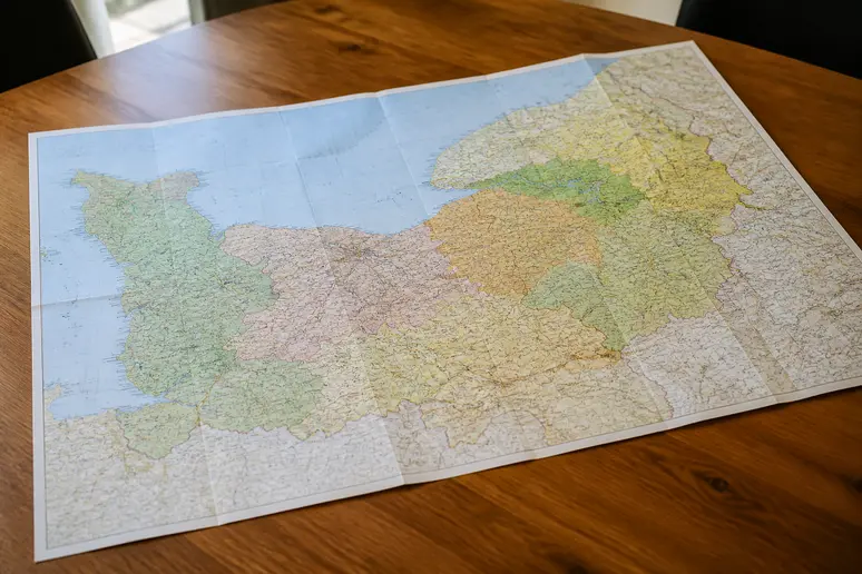 Carte géographique détaillée montrant les limites territoriales des communes du canton de Bayeux