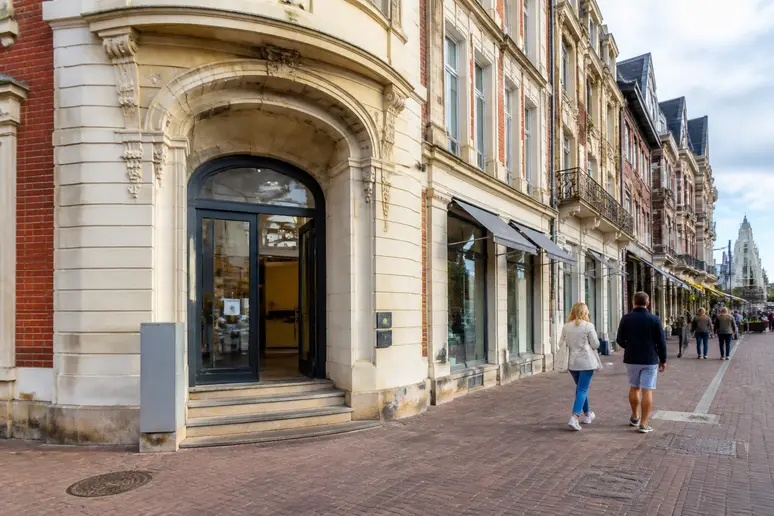 Façade du bureau de poste principal situé dans une avenue animée de Cabourg