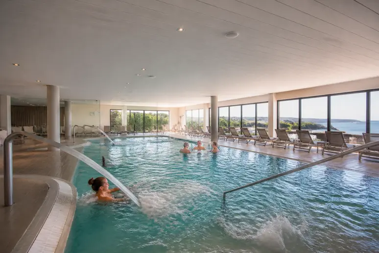 Grand bassin d'eau de mer chauffée dans un établissement de thalasso en Normandie