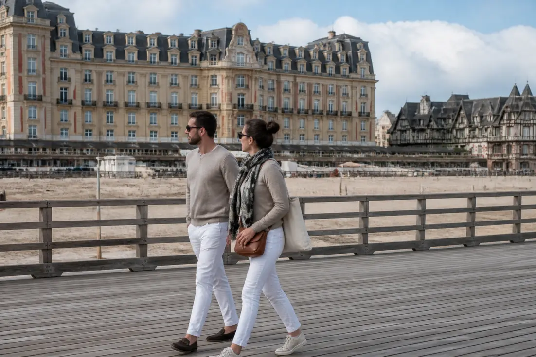 Couple se promenant sur les planches lors d'un week-end spa Trouville en Normandie