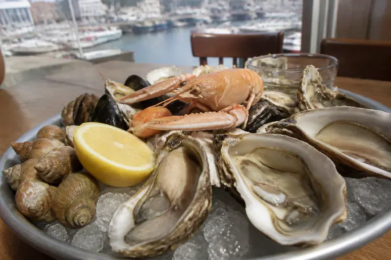 Plateau de fruits de mer frais sur un lit de glace dans un restaurant de port normand