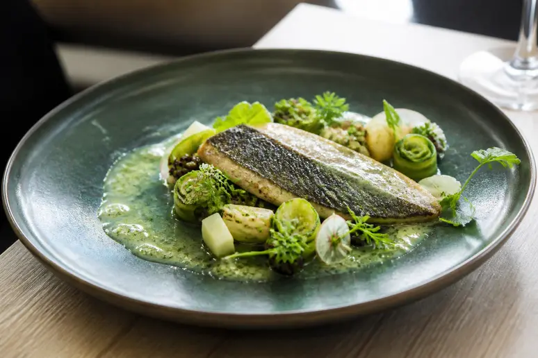 Assiette de cuisine créative et de saison servie dans un restaurant bistronomique normand