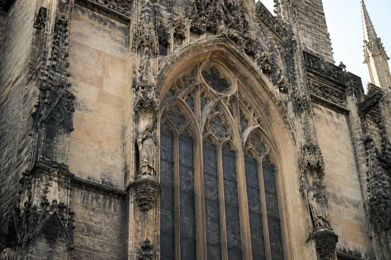 Vue extérieure de l'architecture gothique et des détails de l'église Saint-Laurent de Paris.