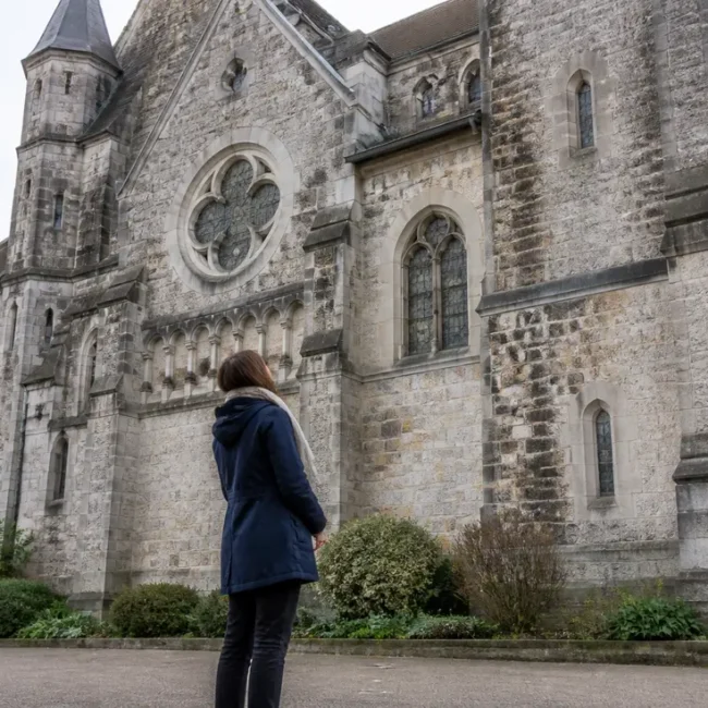 Un touriste observe la façade de l eglise saint laurent lors de sa visite patrimoniale