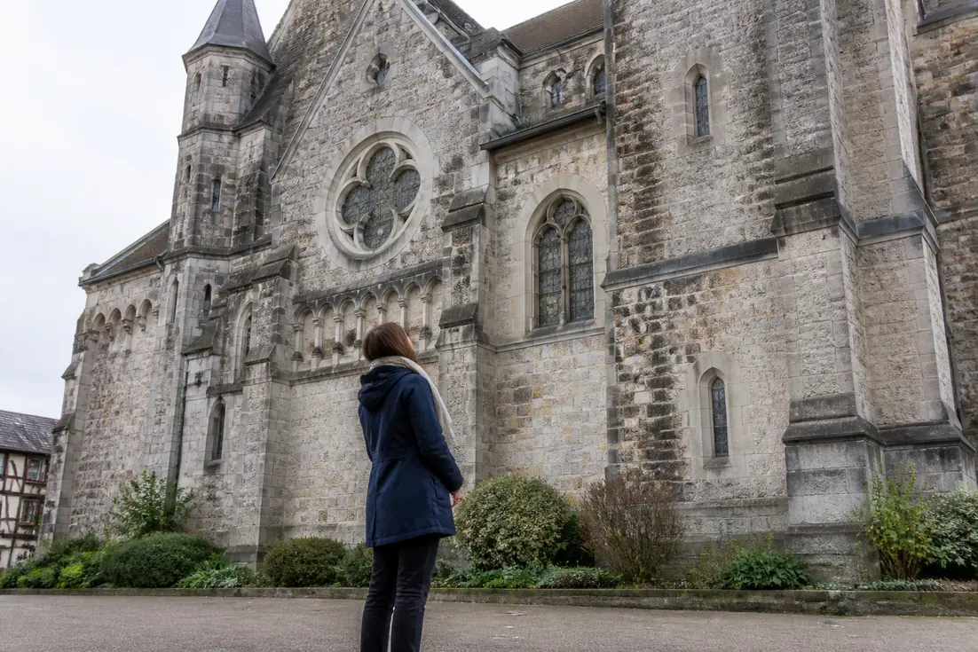 Un touriste observe la façade de l eglise saint laurent lors de sa visite patrimoniale