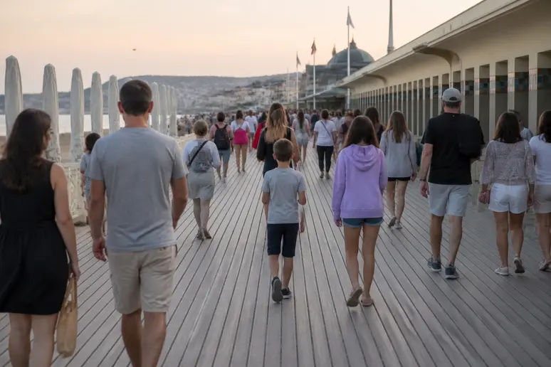 Promeneurs sur les planches de Deauville le soir du feu d'artifice avant la nuit