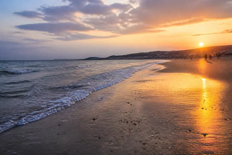 Plage de Trouville-sur-Mer au crépuscule offrant une vue idéale sur la côte normande