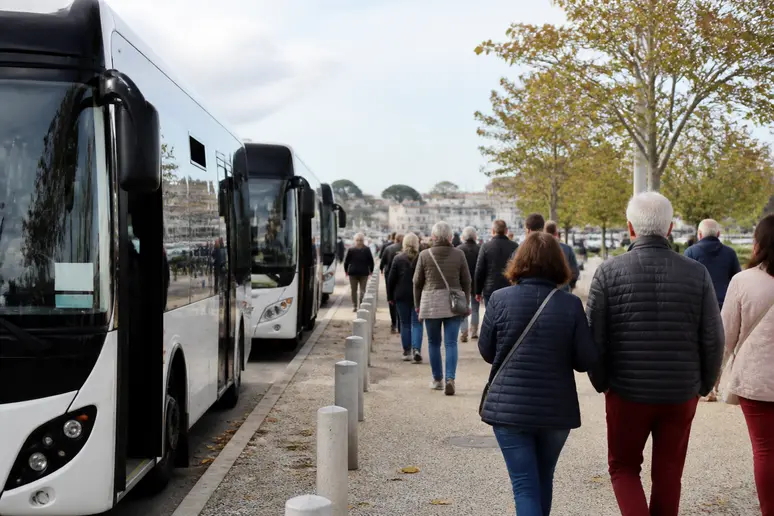 Navettes de transport et stationnement mis en place pour accéder aux ports normands