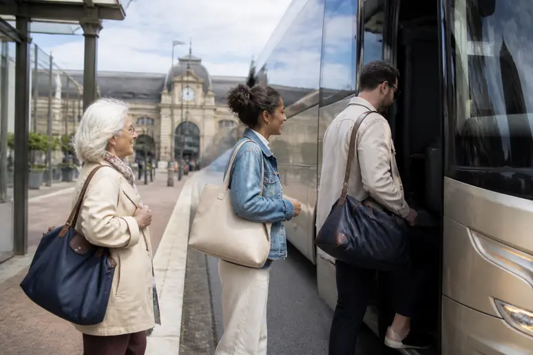 Voyageurs montant dans un bus Nomad près de la gare de Trouville-Deauville