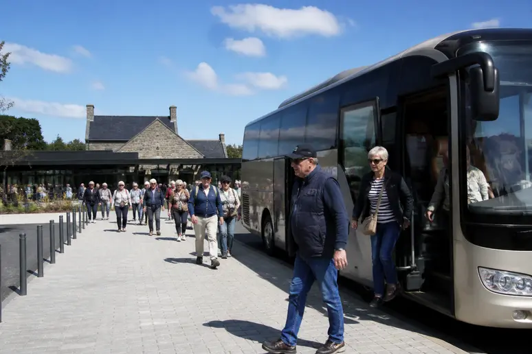 Navette de la gare Pontorson Mont-Saint-Michel attendant des voyageurs par beau temps.