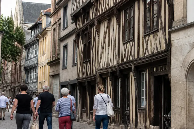 Rues animées et architecture traditionnelle au cœur de la ville de Rouen en Seine-Maritime