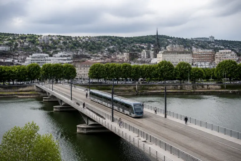 Rames de tramway circulant sur les ponts traversant la Seine dans la métropole de Rouen