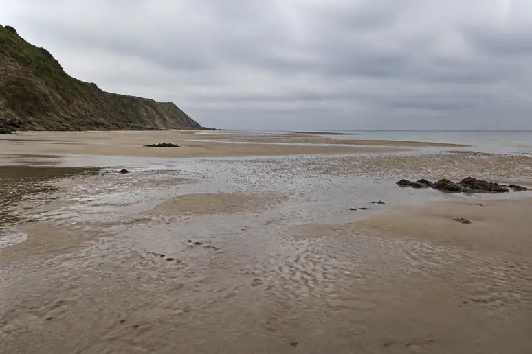Vaste étendue de sable sur l'estran à Granville lors d'une marée basse de grande amplitude