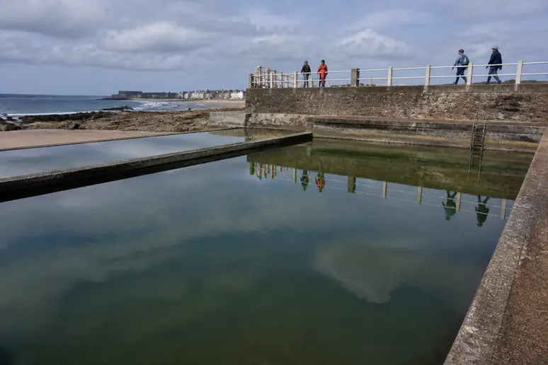 Piscine d'eau de mer de la plage du Plat-Gousset à Granville retenue à marée basse