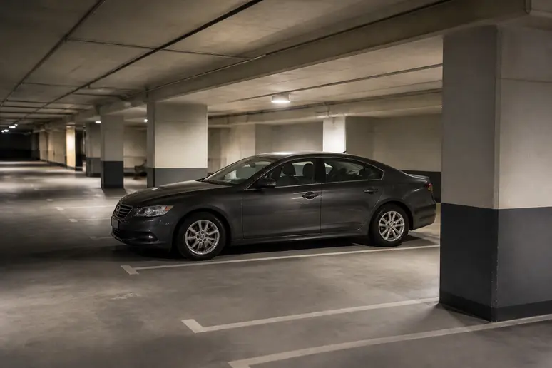 Parking privé couvert en sous-sol avec des emplacements balisés pour véhicules