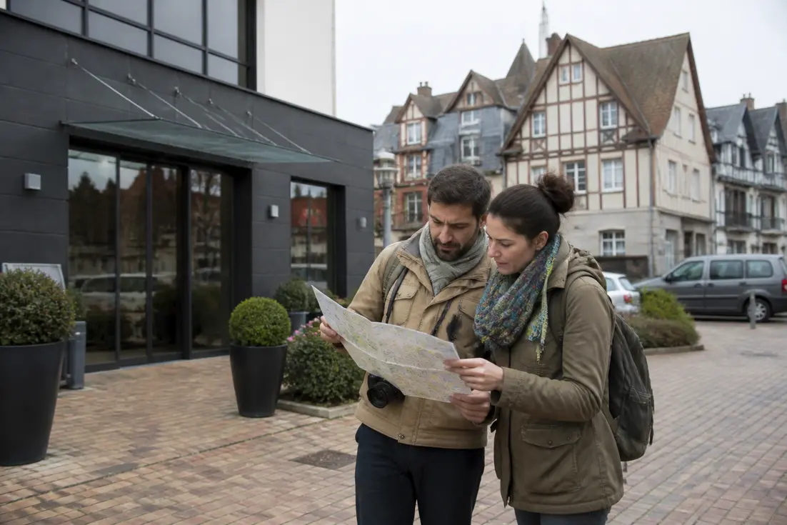 Hôtel Mercure Deauville Centre avis sur l'établissement avec des touristes devant l'entrée
