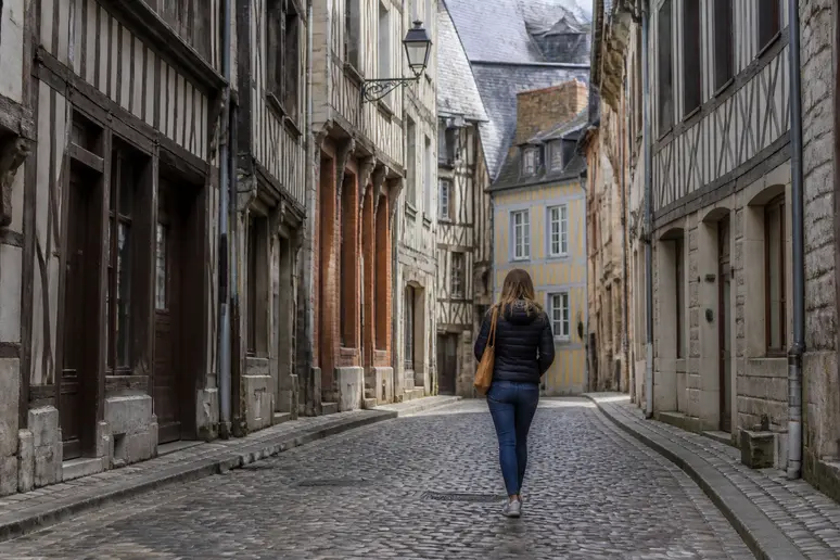 Piéton marchant dans les rues historiques de Rouen lors d'une visite à pied du centre-ville