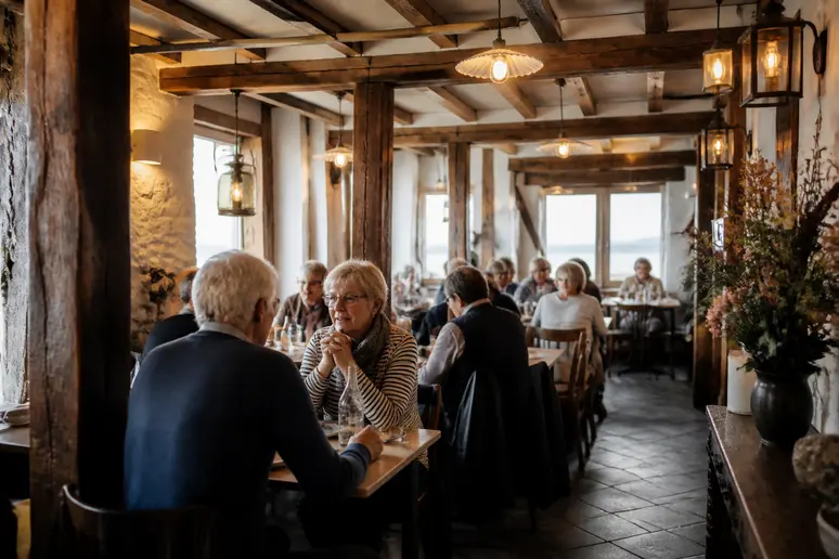 Salle de restaurant chaleureuse avec colombages traditionnels à La Maison de Blonville
