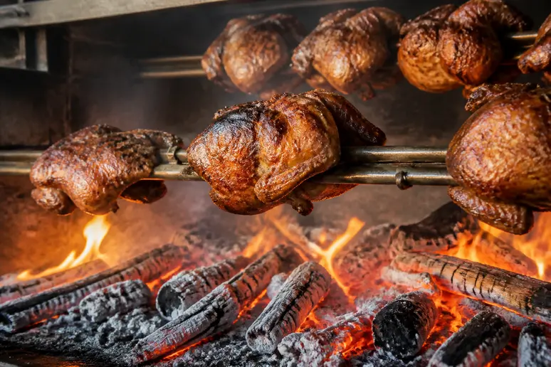 Cuisson au feu de bois de viandes savoureuses à La Maison de Blonville
