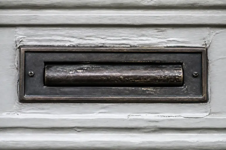 Boîte aux lettres fixée sur un mur extérieur dans un quartier résidentiel de la commune havraise
