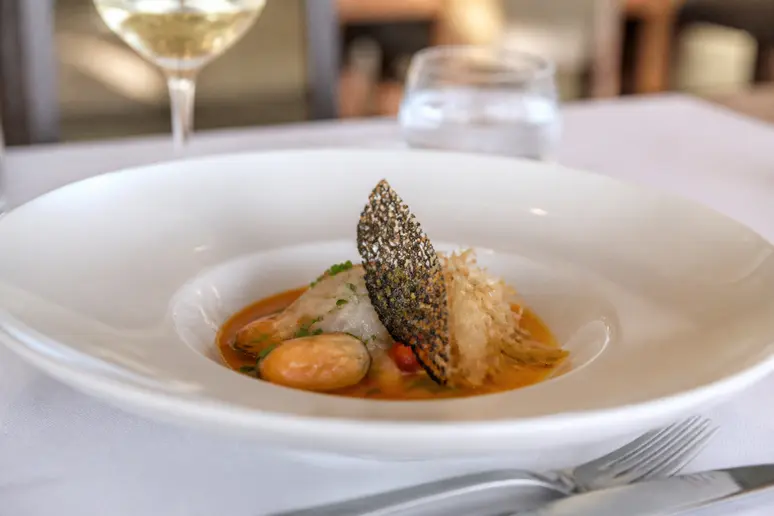 Plat gastronomique dressé avec soin au restaurant Le Capucine pour un dîner raffiné