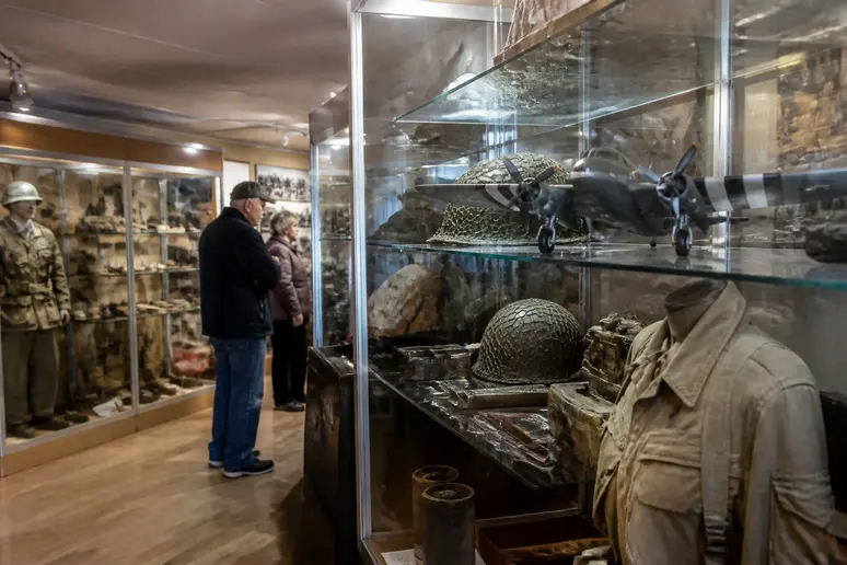 Vitrines d'exposition du musée présentant des souvenirs historiques et des maquettes aéronautiques.