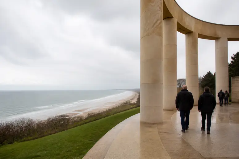 Colonnes de pierre blanche du Mémorial Britannique de Normandie surplombant la plage de Ver-sur-Mer.
