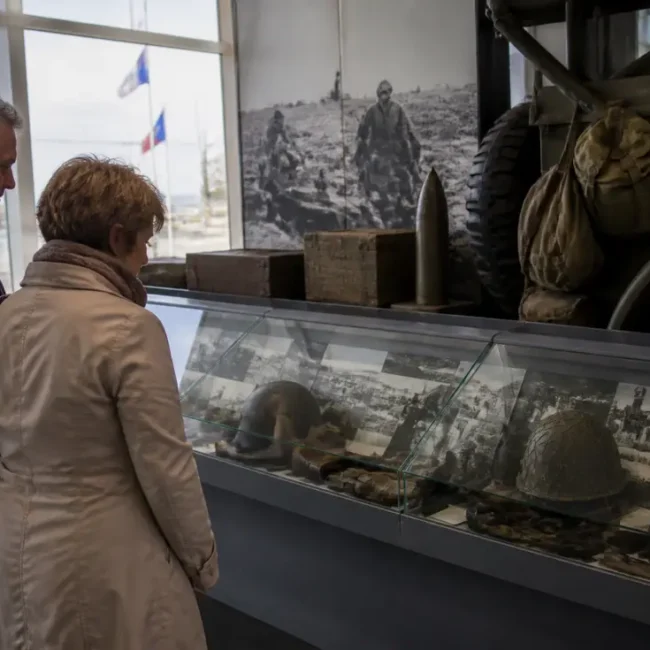 Deux visiteurs découvrent les expositions historiques lors de leur démarche pour visiter musées America Gold Beach.