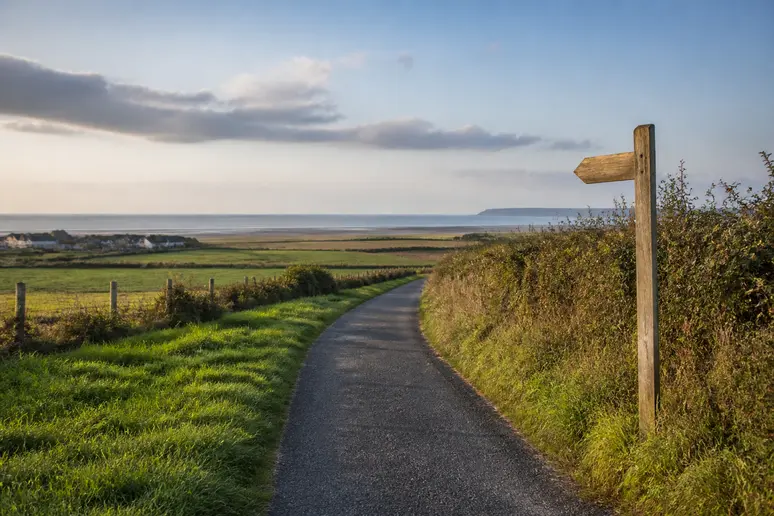 Voie verte menant aux panoramas de la baie pour préparer une photo mont saint michel.