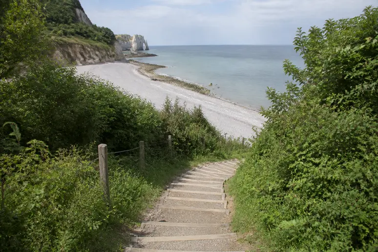Sentier piéton en pente menant aux accès de la plage de villerville