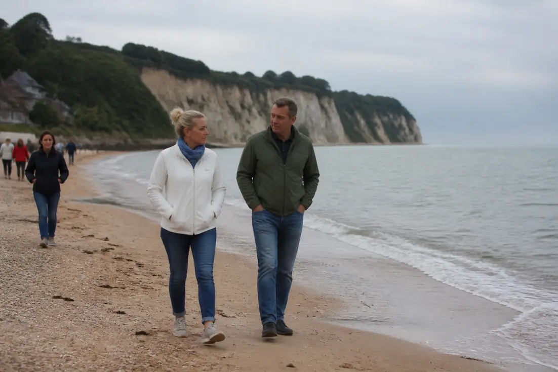 Promeneurs sur la plage de villerville le long des falaises normandes par temps couvert