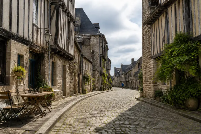 Ruelle pavée bordée de maisons anciennes dans le quartier historique du Vaugueux à Caen.