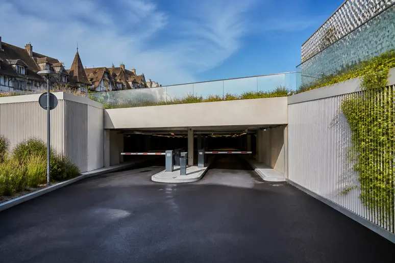 Entrée du parking public Foch pour se garer facilement lors d'un week-end à Trouville-sur-Mer.