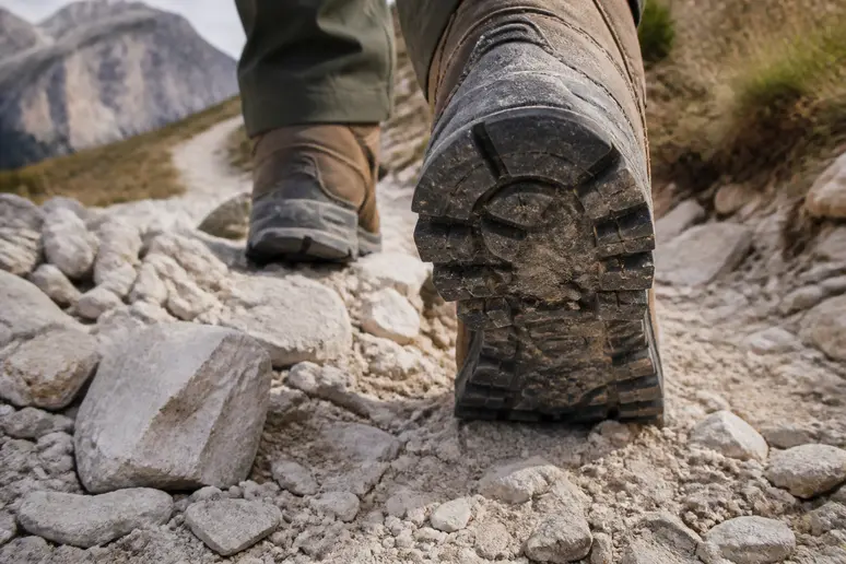 Paire de chaussures de marche adaptées pour éviter les glissades sur la roche calcaire.