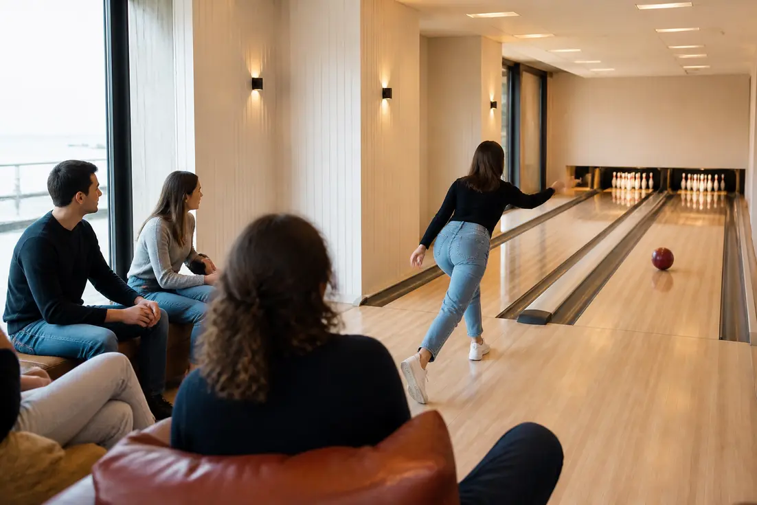 Amis jouant au bowling deauville budget organisation un samedi après-midi dans une salle lumineuse en Normandie