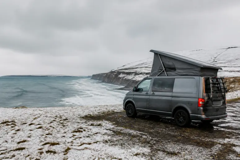 Camping-car stationné sur la falaise du Roc pour le Carnaval de Granville