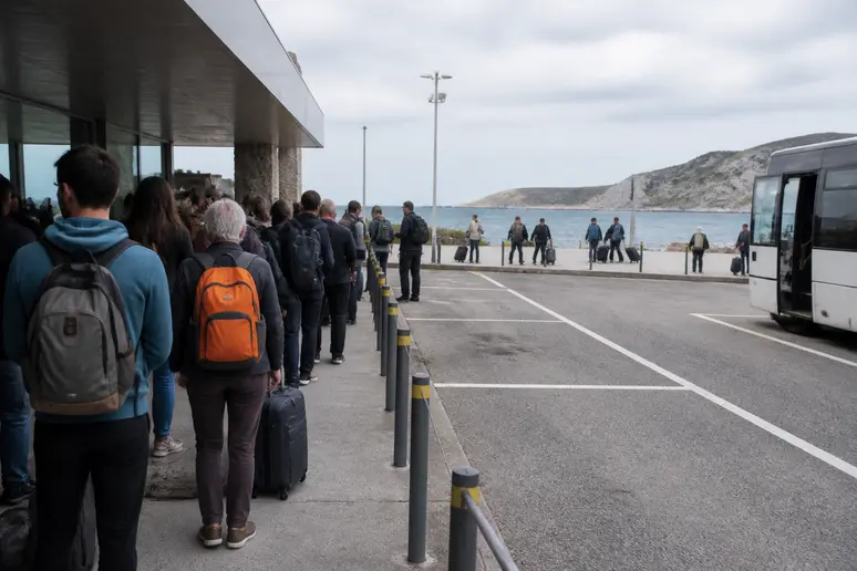 Voyageurs patientant sur le quai de départ pour emprunter la navette vers le Mont-Saint-Michel