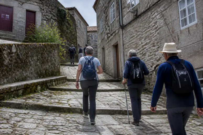 Montée des marches dans la grande rue pavée du village médiéval du Mont-Saint-Michel