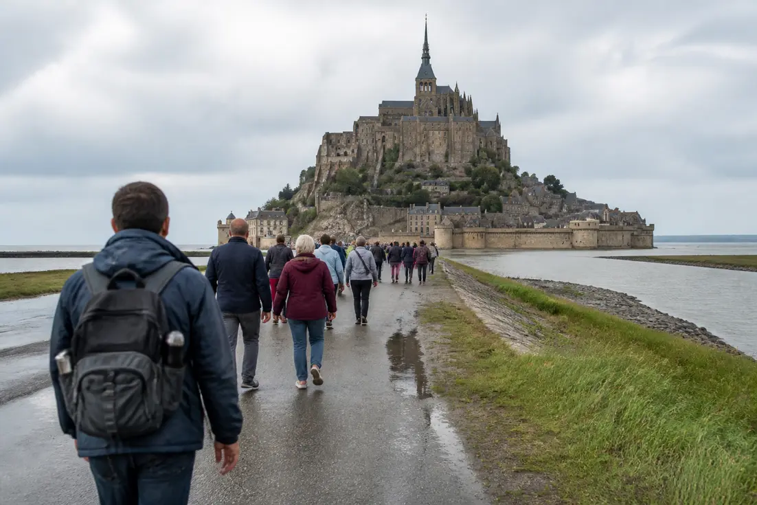 touristes marchant sur un chemin en Normandie pour savoir combien de temps visiter mont saint michel