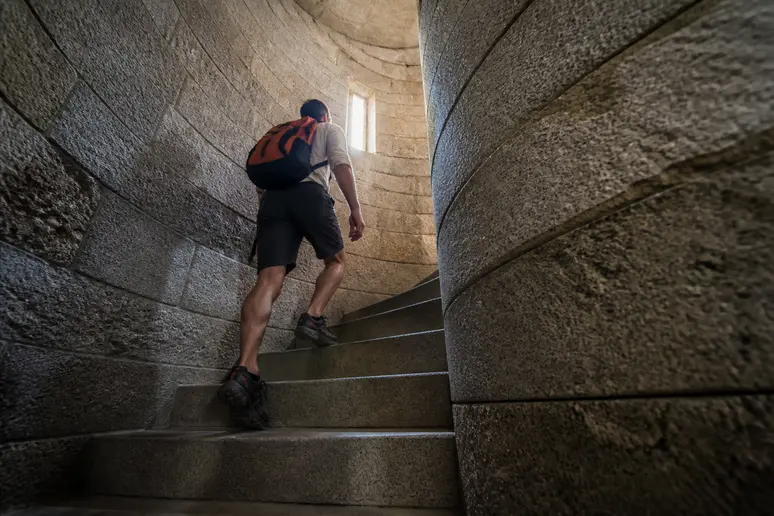 Ascension de l'escalier en colimaçon en pierre à l'intérieur du phare de Gatteville