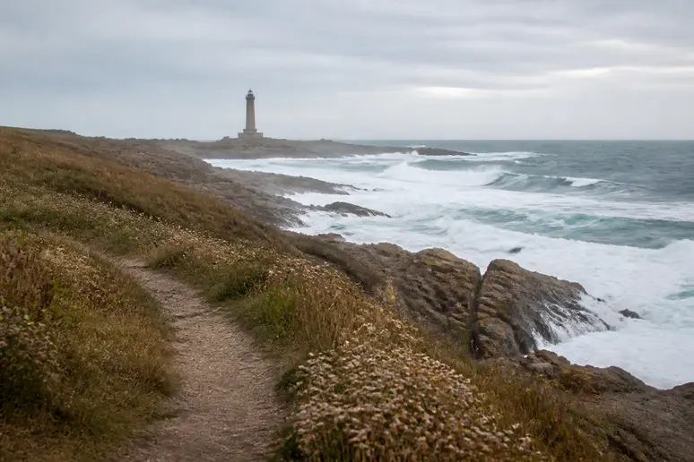 Sentier de randonnée longeant la côte normande près du phare de Gatteville