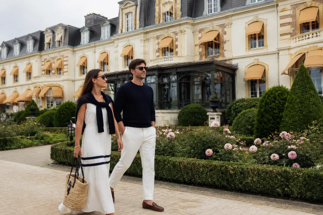 Façade historique et clients se promenant devant le grand hôtel mgallery cabourg prix haute saison en Normandie