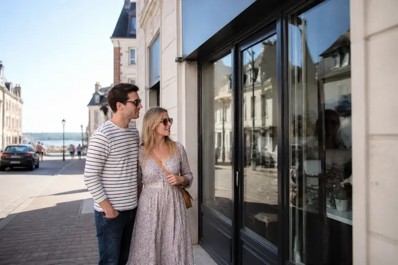 Voyageurs devant l'agence locale Interhome à Cabourg pour leur réservation et la remise des clés