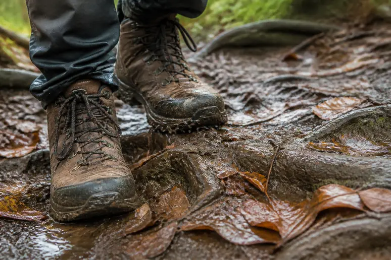 Chaussures de randonnée adaptées aux sentiers boueux et glissants de Saint-Léger-du-Bourg-Denis