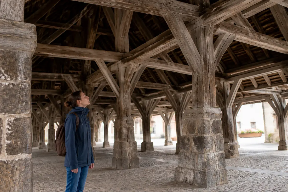 touriste observant la magnifique charpente en bois lors d'une promenade pour visiter Saint-Pierre-sur-Dives