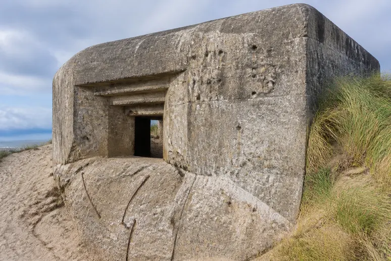 Ancien blockhaus en béton armé visible sur le front de mer normand
