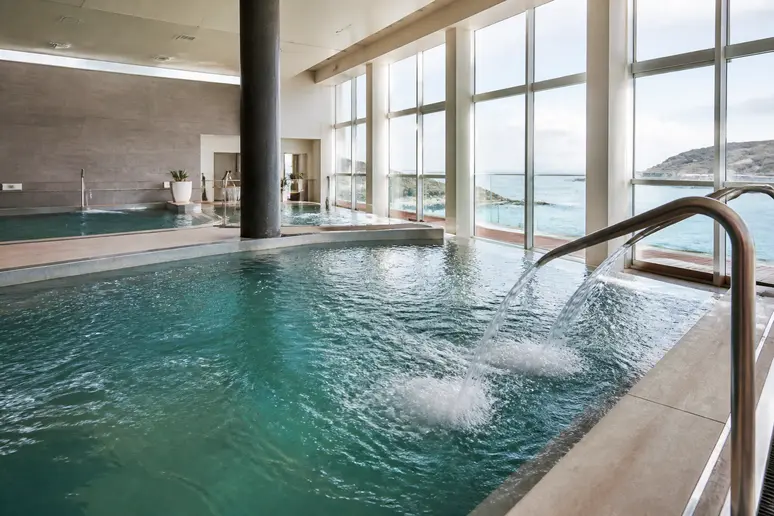 Vue d'ensemble de la grande piscine d'eau de mer chauffée de l'espace thalasso à Trouville