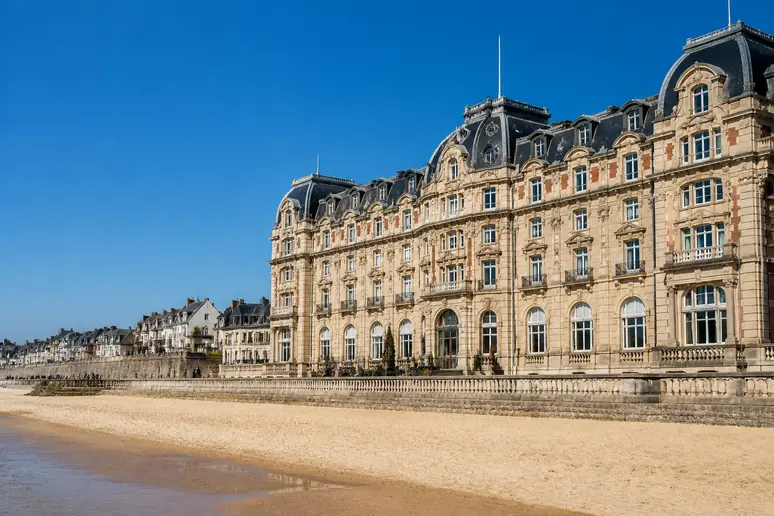 Façade historique de l'hôtel 5 étoiles face à la plage de Trouville sur la côte normande